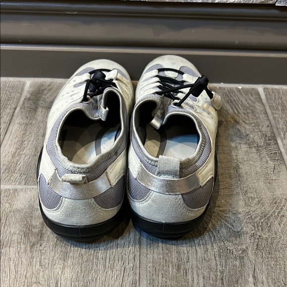 ECCO Womens White and Gray comfort walking shoes size 41 / 10 or 10 1/2 - Picture 4 of 9